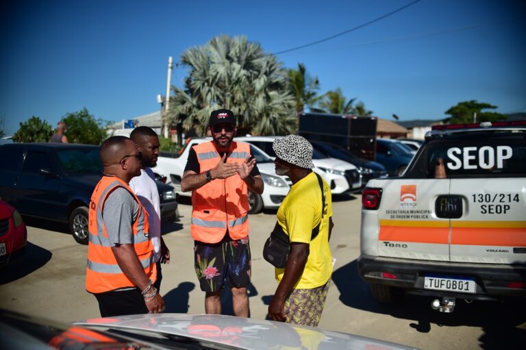 operacao-verao-apreende-mercadorias-nao-autorizadas-e-combate-estacionamento-irregular-no-fim-de-semana