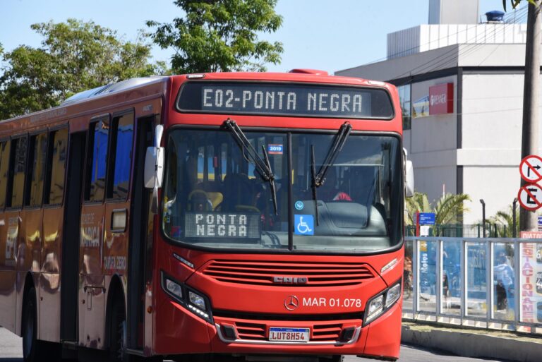 prefeitura-de-marica-amplia-horarios-dos-onibus-vermelhinhos-que-atendem-ponta-negra