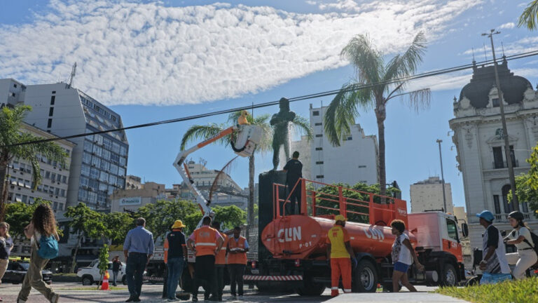 prefeitura-de-niteroi-promove-limpeza-da-estatua-de-arariboia-nesta-quinta-feira-(15)