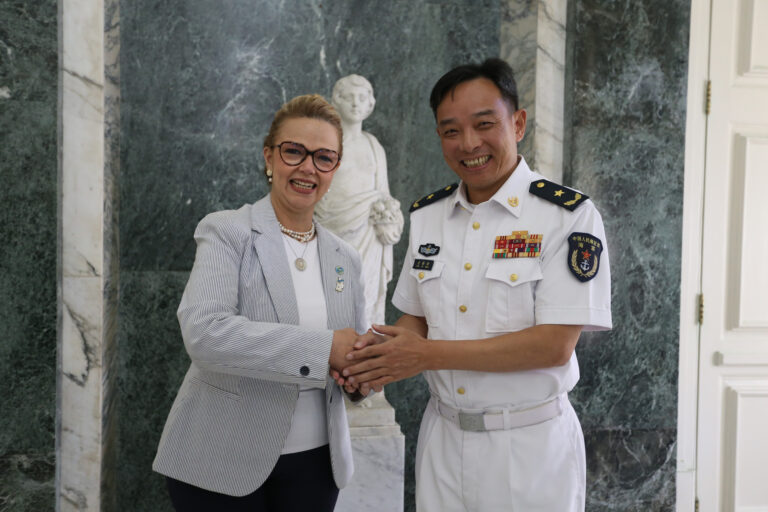 Secretária de Estado de Saúde recebe comandante do navio-hospital da China atracado no porto do Rio Janeiro secretaria-de-estado-de-saude-recebe-comandante-do-navio-hospital-da-china-atracado-no-porto-do-rio-janeiro