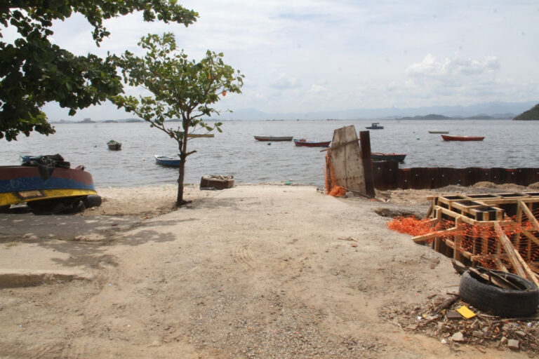 Prefeitura realiza ação na Praia das Pedrinhas para orientar pescadores sobre mudanças nas rampas de acesso dos barcos prefeitura-realiza-acao-na-praia-das-pedrinhas-para-orientar-pescadores-sobre-mudancas-nas-rampas-de-acesso-dos-barcos