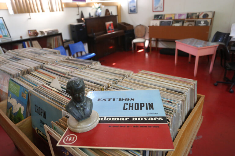 notas-que-curam:-centro-psiquiatrico-do-estado-do-rio-de-janeiro-usa-discos-de-vinil-raros-como-terapia-e-esta-prestes-a-virar-ponto-de-cultura-aberto-a-visitacao