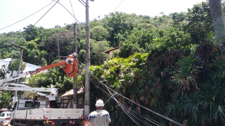 colisoes-com-postes-interromperam-o-fornecimento-de-energia-para-cerca-de-160-mil-clientes-da-enel-rio-em-2025