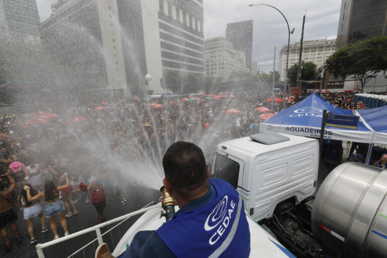 cedae-na-folia:-companhia-vai-distribuir-agua-em-mais-de-30-blocos-no-carnaval-2026