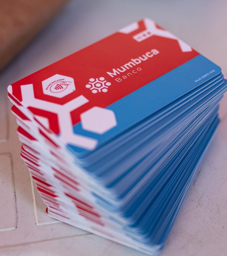 marica-realiza-entrega-de-novos-cartoes-mumbuca-para-beneficiarios-recadastrados