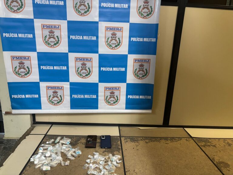 policia-militar-prende-dois-homens-e-apreende-adolescente-por-trafico-de-drogas-em-niteroi