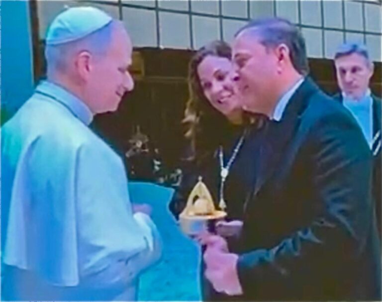 prefeito-de-niteroi-e-presidente-do-mercocidades,-rodrigo-neves,-junto-com-esposa-fernanda-neves,-recebidos-em-audiencia-no-vaticano-pelo-papa-leao-xiv