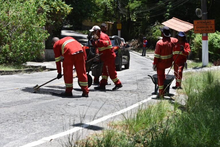 prefeitura-de-marica-promove-obras-de-melhoria-e-recuperacao-do-asfalto-na-serra-da-tiririca,-em-itaipuacu