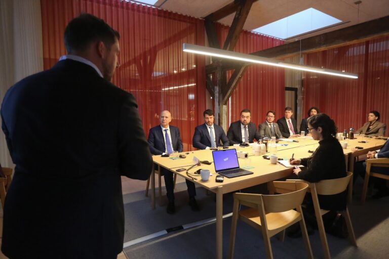 em-copenhagen,-governador-claudio-castro-se-reune-com-a-agencia-de-governo-digital-da-dinamarca-para-ampliar-o-alcance-dos-servicos-publicos-do-estado-do-rio-de-janeiro