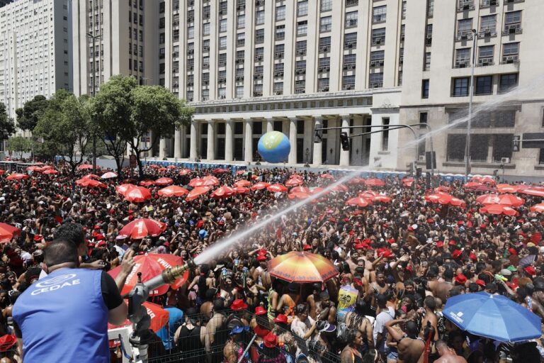 governo-do-estado-garante-hidratacao-de-folioes-durante-megabloco-no-centro-do-rio