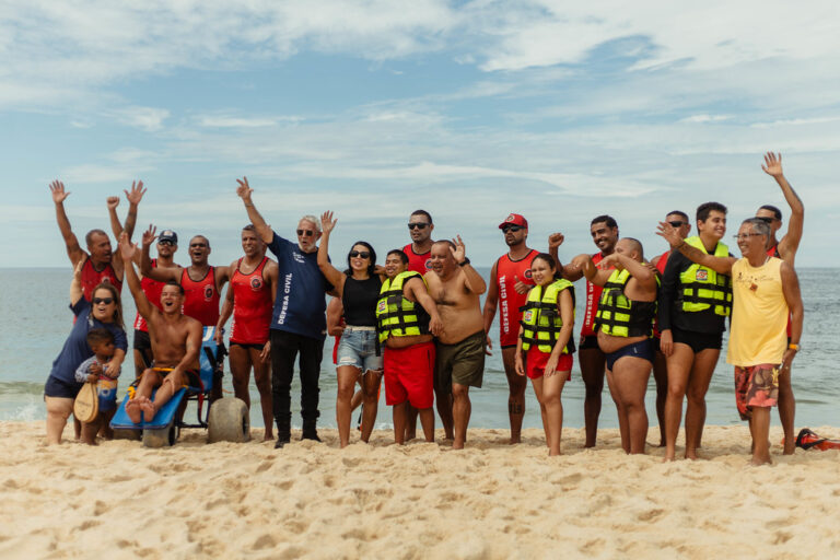 prefeitura-de-marica-lanca-projeto-mar-de-todos,-que-oferece-banho-de-mar-para-pessoas-com-deficiencia