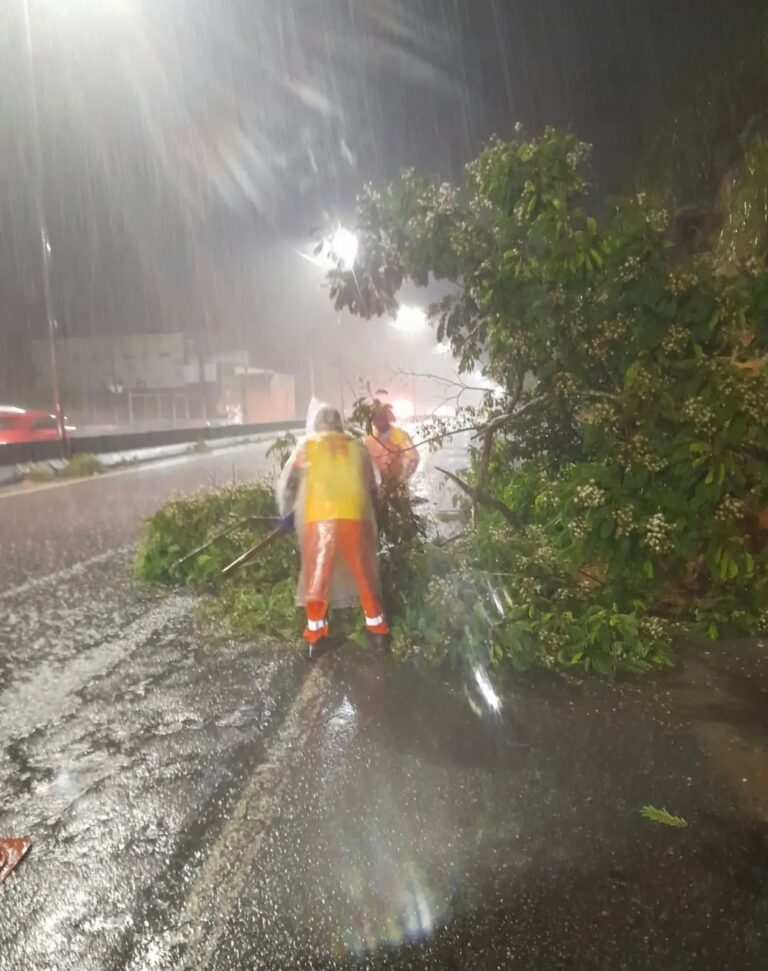 niteroi-aciona-sistema-de-sirene-e-alerta-em-comunidades-e-permanece-em-estagio-de-alerta-com-equipes-atuando-em-toda-a-cidade