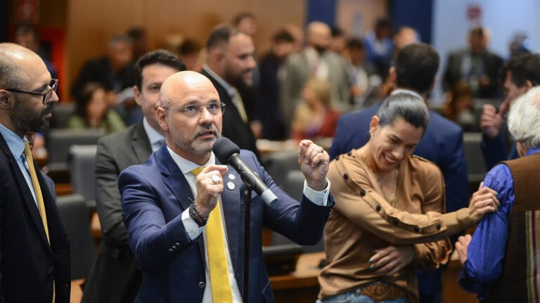 CARROS DE PESSOAS COM AUTISMO PODEM SER IDENTIFICADOS POR SELO EMITIDO PELO GOVERNO DO ESTADO carros-de-pessoas-com-autismo-podem-ser-identificados-por-selo-emitido-pelo-governo-do-estado