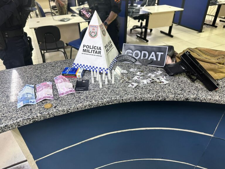 policia-militar-apreende-drogas-e-simulacro-de-arma-de-fogo-em-marica