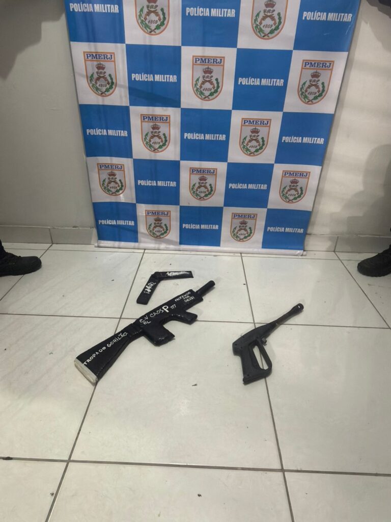 policia-militar-apreende-simulacros-de-arma-de-fogo-em-niteroi