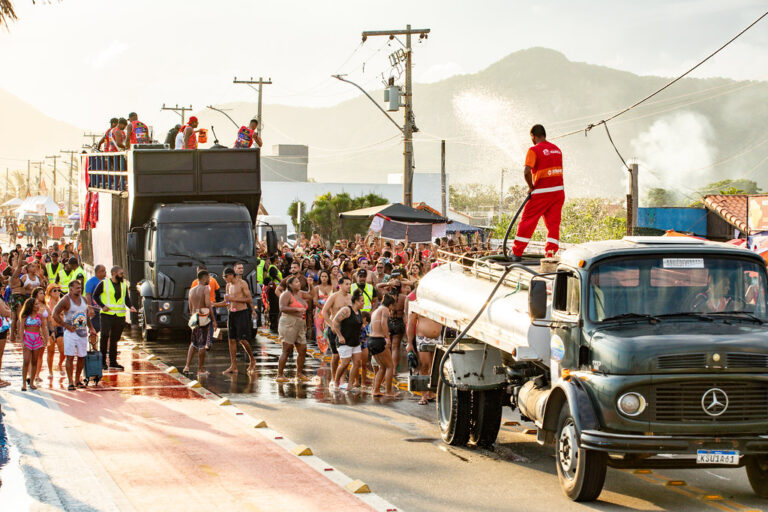 carnaval-marica-2026:-centenas-de-folioes-vao-a-orla-de-itaipuacu-nesta-quarta-feira-de-cinzas-(18/02)