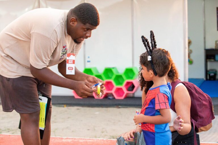 prefeitura-de-marica-distribui-63-mil-pulseiras-de-identificacao-para-criancas-e-adolescentes-no-carnaval-2026