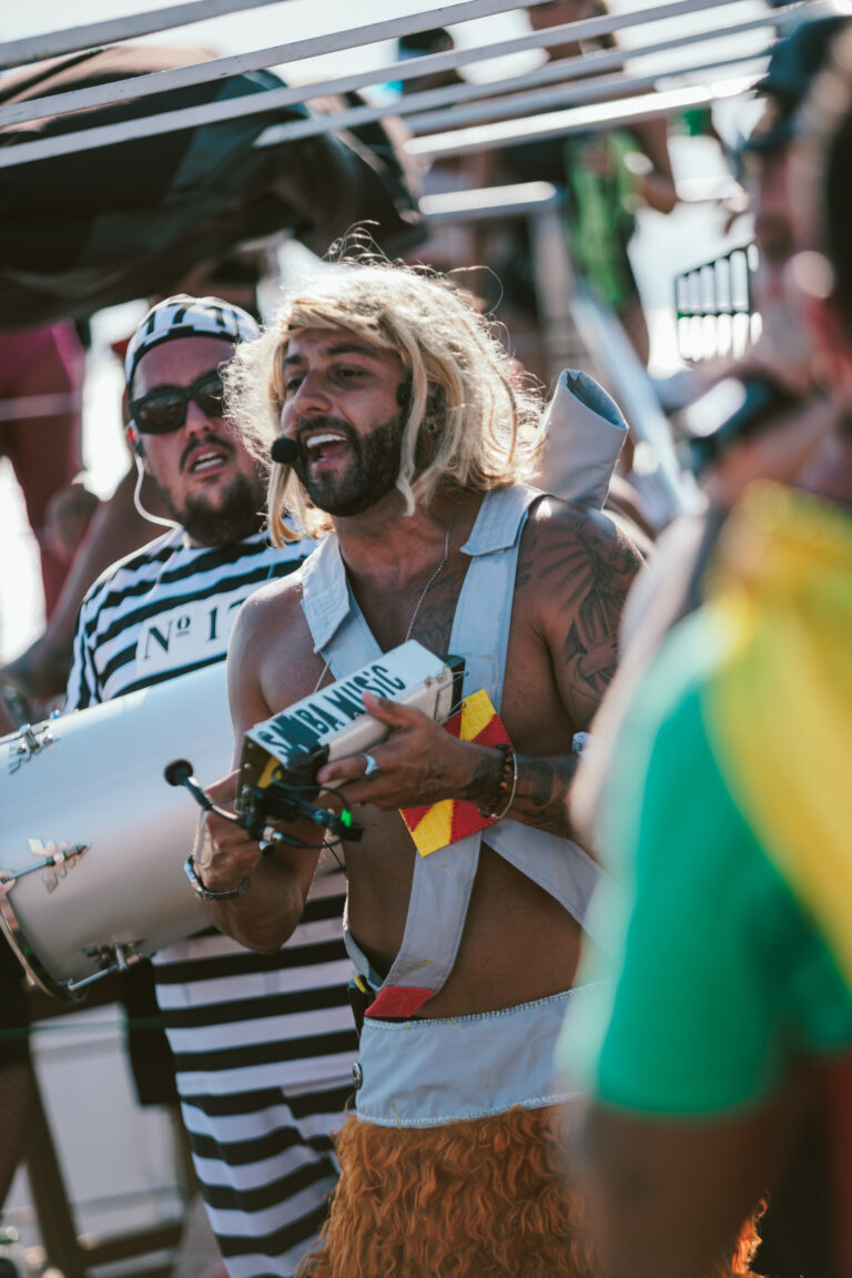bloco-do-vou-zuar,-“caindo-na-zueira”-agita-a-ressaca-de-carnaval-em-niteroi