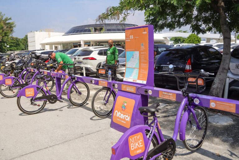 prefeito-rodrigo-neves-assina-ordem-de-inicio-das-obras-do-novo-bicicletario-de-charitas
