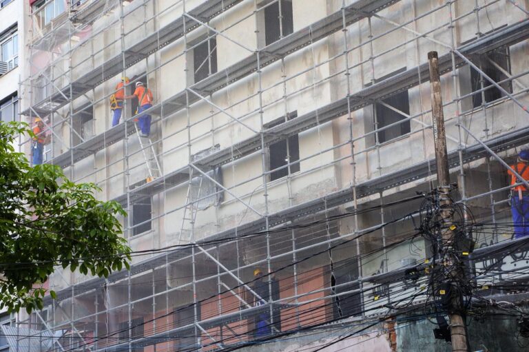 prefeito-rodrigo-neves-vistoria-obras-de-reforma-do-cinema-icarai