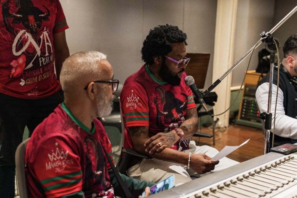 Parceria de Xande de Pilares, Karinah, Gilson Bernini, Gustavo Clarão, Beto Savanna e Felipe Mussili se apresenta neste sábado (1), nas eliminatórias de samba-enredo da Mangueira 2027 7 105024