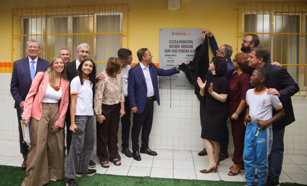Niterói e Uruguai assinam acordo para primeira escola pública bilíngue em português e espanhol da rede municipal