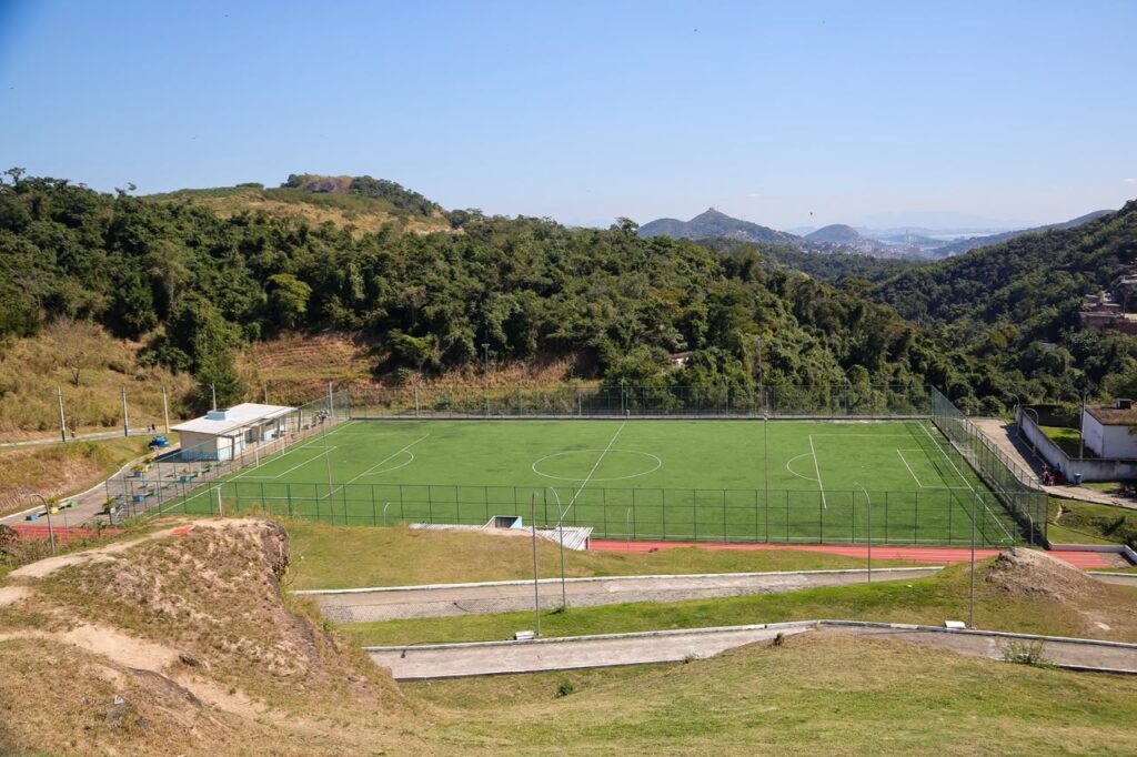 Prefeito Rodrigo Neves assina ordem de início da reforma e ampliação do Parque Esportivo e Social do Caramujo Prefeito Rodrigo Neves assina ordem de início da reforma e ampliação do Parque Esportivo e Social do Caramujo