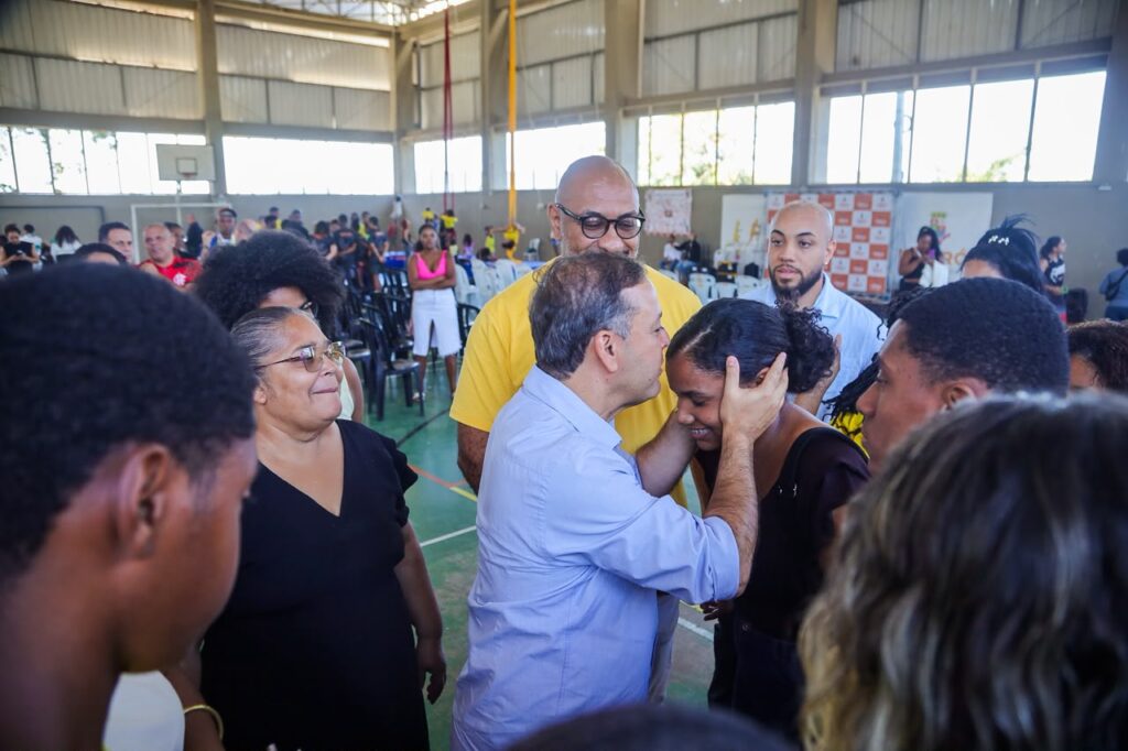 Prefeito Rodrigo Neves assina ordem de início da reforma e ampliação do Parque Esportivo e Social do Caramujo Prefeito Rodrigo Neves assina ordem de início da reforma e ampliação do Parque Esportivo e Social do Caramujo