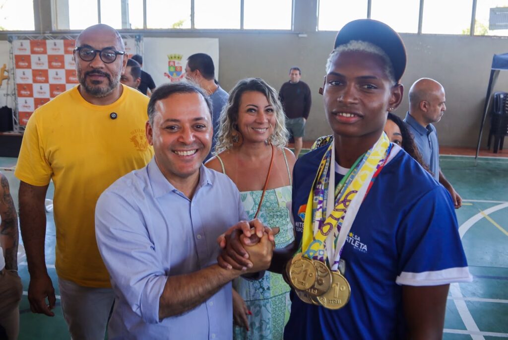 Prefeito Rodrigo Neves assina ordem de início da reforma e ampliação do Parque Esportivo e Social do Caramujo Prefeito Rodrigo Neves assina ordem de início da reforma e ampliação do Parque Esportivo e Social do Caramujo