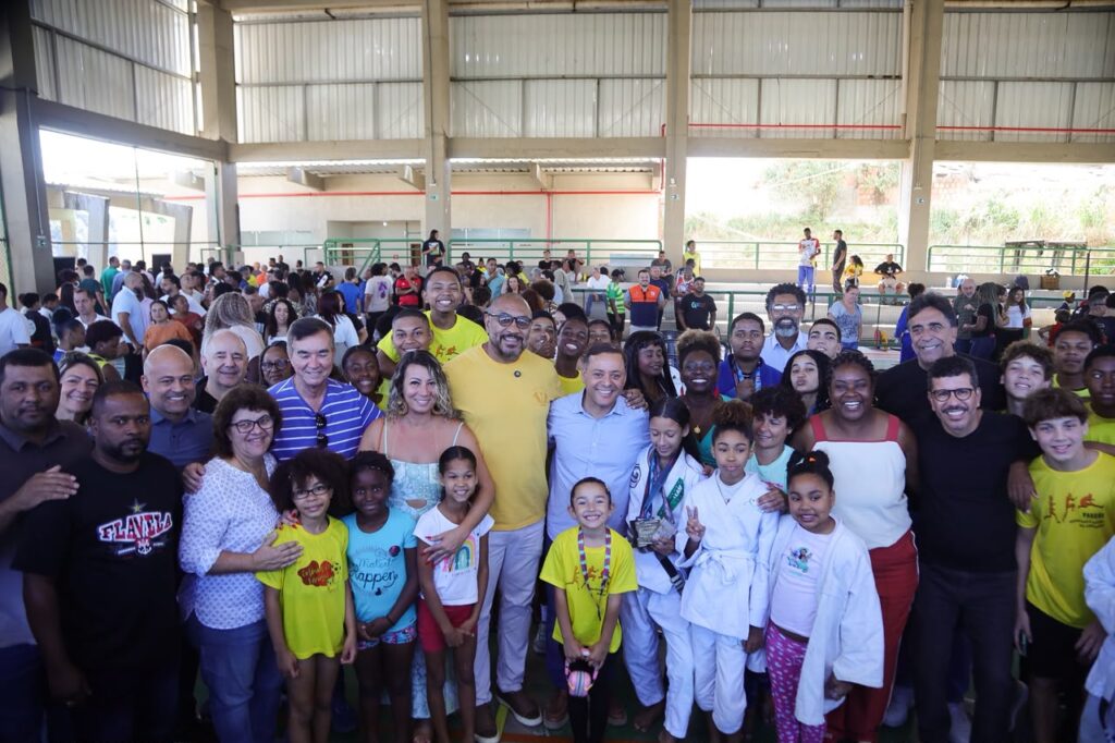 Prefeito Rodrigo Neves assina ordem de início da reforma e ampliação do Parque Esportivo e Social do Caramujo Prefeito Rodrigo Neves assina ordem de início da reforma e ampliação do Parque Esportivo e Social do Caramujo