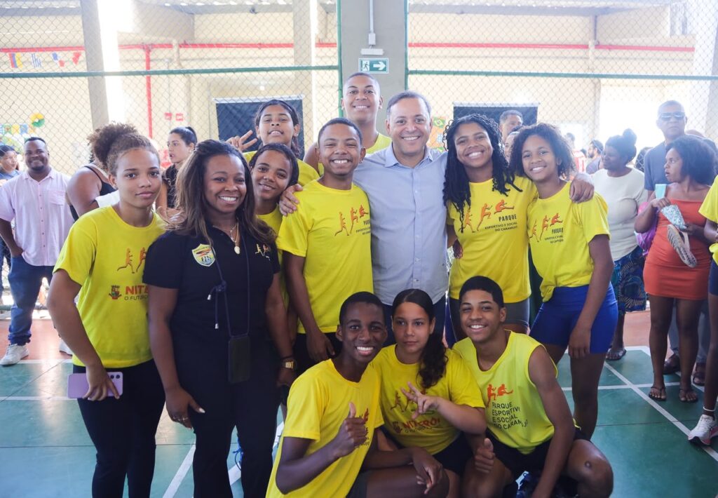 Prefeito Rodrigo Neves assina ordem de início da reforma e ampliação do Parque Esportivo e Social do Caramujo Prefeito Rodrigo Neves assina ordem de início da reforma e ampliação do Parque Esportivo e Social do Caramujo